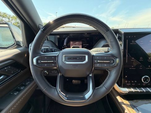 Used 2025 GMC Yukon Denali Ultimate AWD/4WD image 12