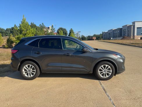 Used 2020 Ford Escape SE image 2