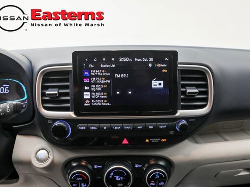 Used 2023 Hyundai Venue Limited image 16