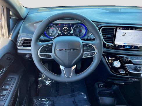 Used 2025 Chrysler Pacifica Select AWD/4WD image 19