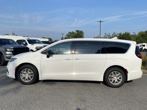 New 2026 Chrysler Pacifica Select image 4