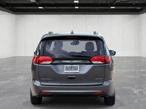 Used 2017 Chrysler Pacifica Limited w/ UConnect Theater Package FWD image 4
