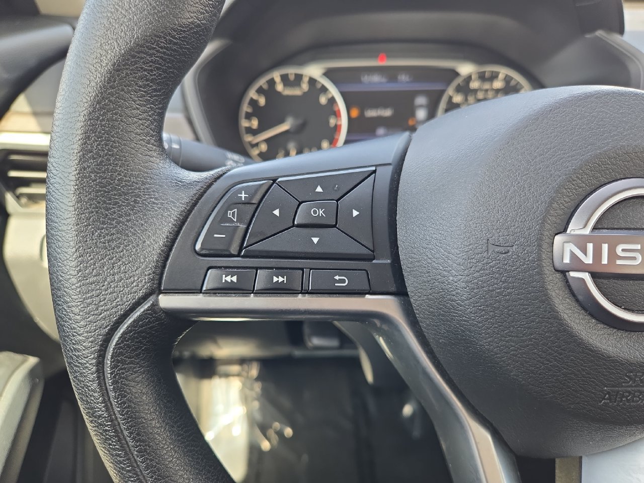 Certified 2025 Nissan Altima 2.5 SV FWD image 17