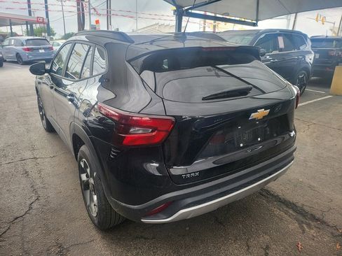 Used 2025 Chevrolet Trax LT w/ LT Convenience Package image 11