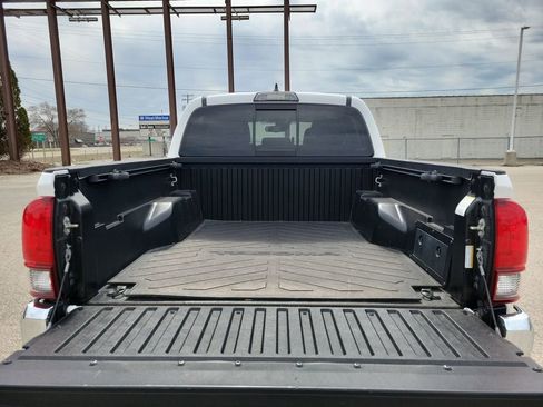 Used 2019 Toyota Tacoma SR5 AWD/4WD image 9