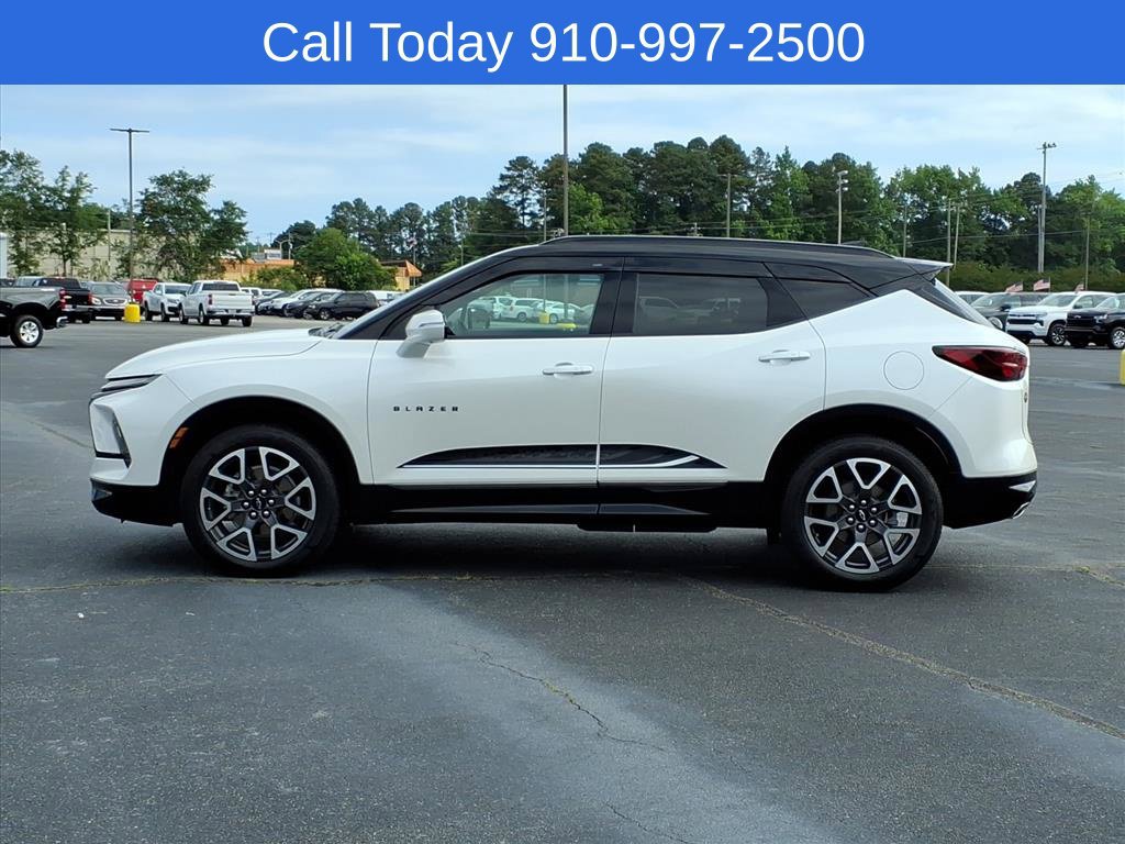 Used 2023 Chevrolet Blazer RS w/ Driver Confidence II Package FWD image 3