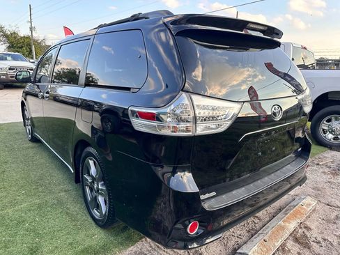 Used 2017 Toyota Sienna SE image 4