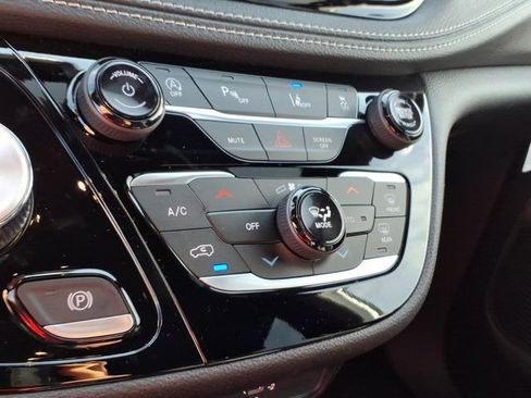 New 2026 Chrysler Pacifica Select w/ S Appearance Package FWD image 9