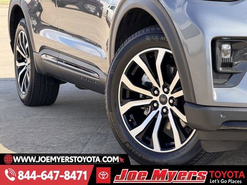 Used 2025 Ford Explorer ST-Line image 12