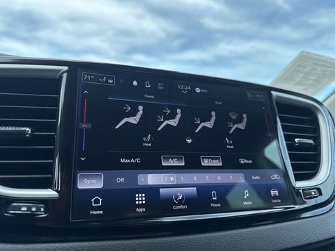 Used 2024 Chrysler Pacifica Touring-L FWD image 5