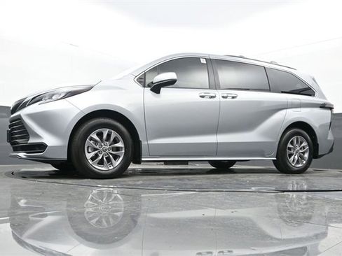 Used 2025 Toyota Sienna LE image 27