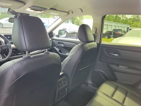 Used 2024 Nissan Rogue SL FWD image 12
