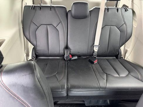 Used 2017 Chrysler Pacifica Touring-L Plus FWD image 11