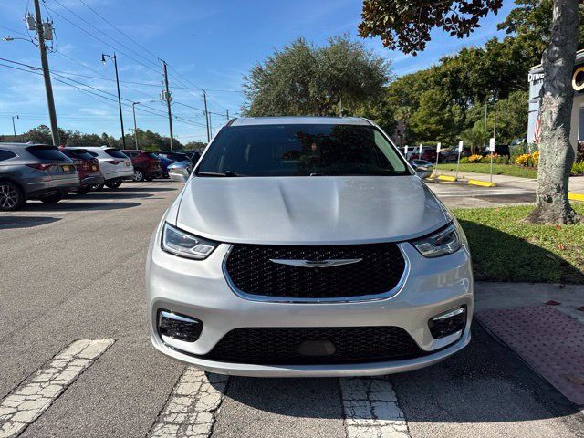 Used 2022 Chrysler Pacifica Limited w/ Uconnect Theater Family Group FWD image 3