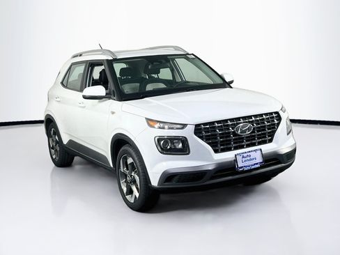 Used 2023 Hyundai Venue SEL w/ Cargo Package FWD image 3