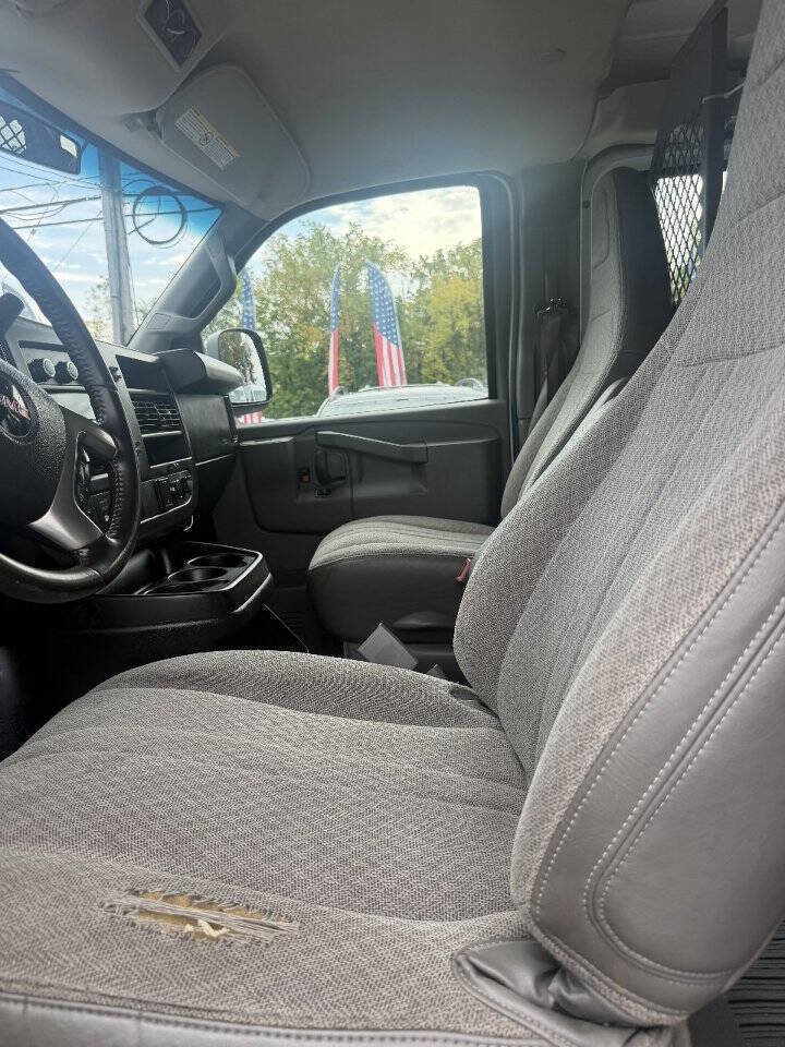 Used 2017 GMC Savana 2500 Extended RWD image 3