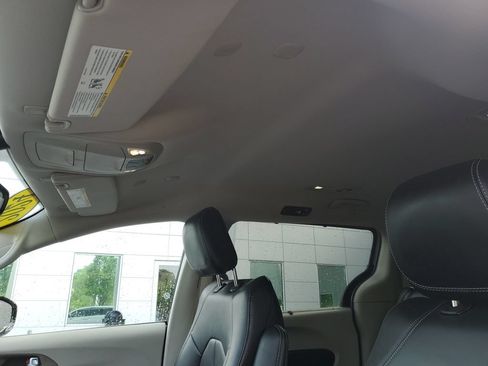 Used 2024 Chrysler Pacifica Touring-L FWD image 14