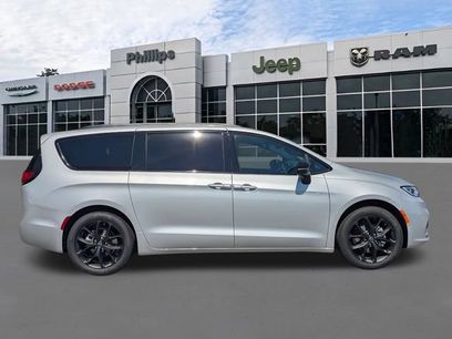 New 2026 Chrysler Pacifica Select w/ S Appearance Package