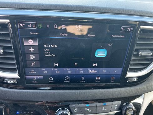 Used 2023 Chrysler Pacifica Touring-L image 26