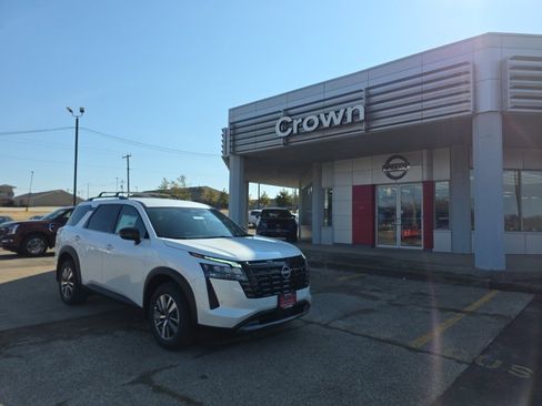 New 2026 Nissan Pathfinder SL image 1