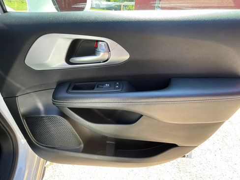 Used 2018 Chrysler Pacifica Touring-L Plus w/ Advanced Safetytec Group FWD image 27