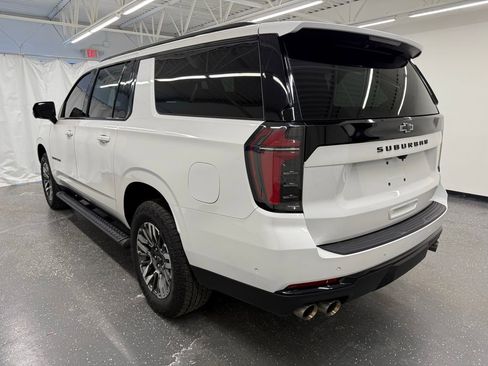 Used 2025 Chevrolet Suburban Z71 image 3