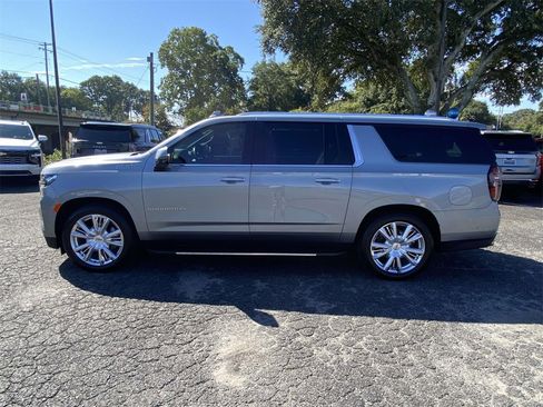 Used 2024 Chevrolet Suburban High Country w/ Advanced Technology Package image 4