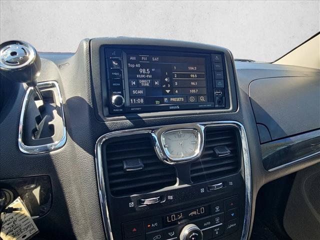 Used 2016 Chrysler Town & Country Touring FWD image 14