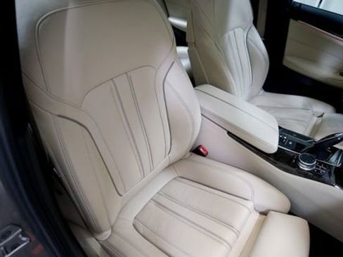 Used 2019 BMW 540i image 9