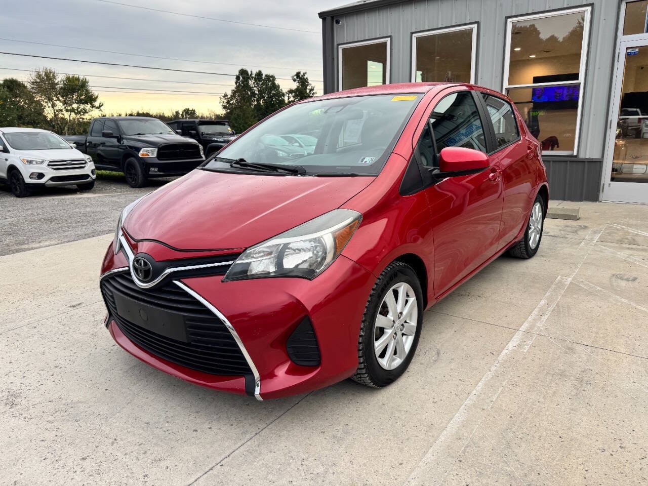 Used 2017 Toyota Yaris LE w/ Carpet Mat Package FWD image 4