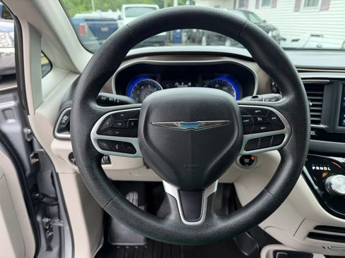 Used 2020 Chrysler Voyager L FWD image 23