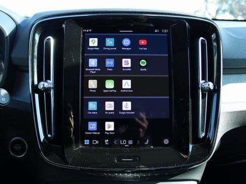 Used 2025 Volvo XC40 B5 Plus image 21