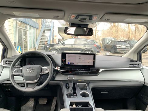 Used 2025 Toyota Sienna XLE image 36