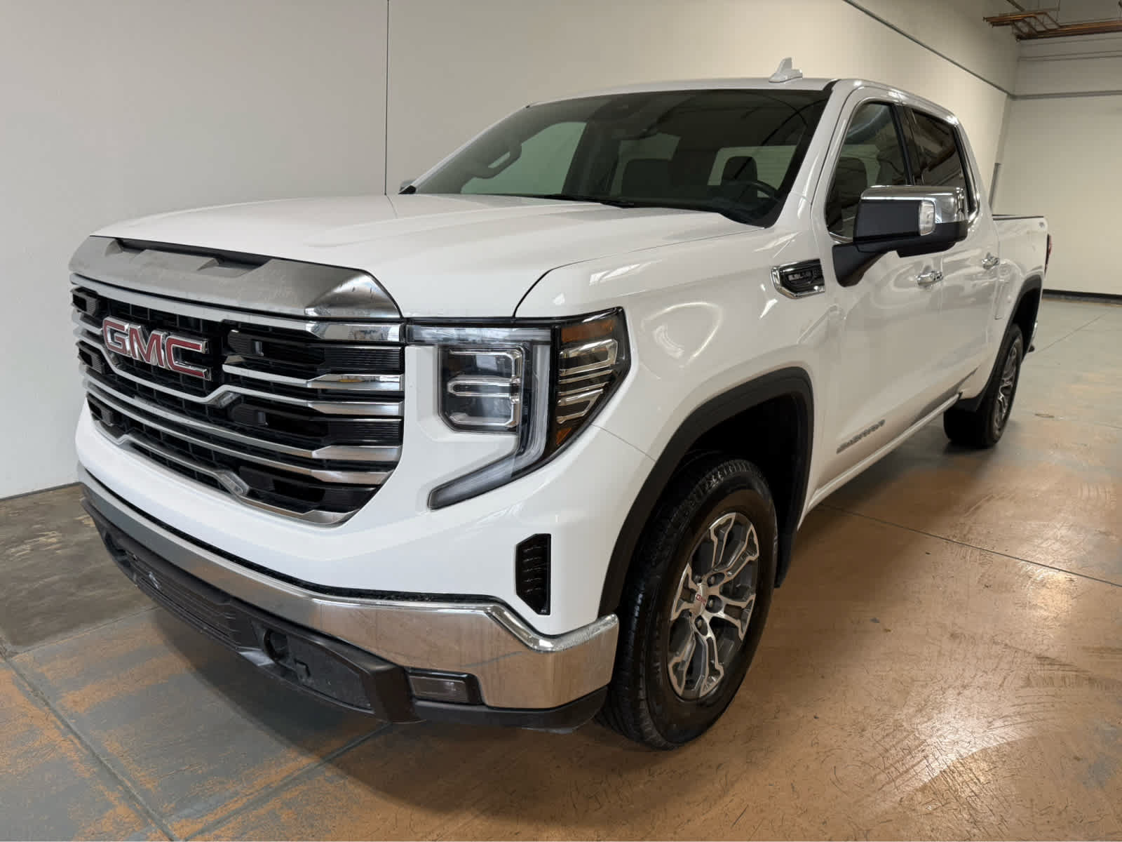 Used 2025 GMC Sierra 1500 SLT AWD/4WD image 1