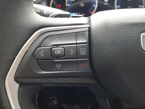 Used 2025 Jeep Grand Cherokee Altitude RWD image 23