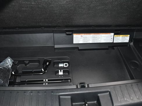 Used 2023 Toyota Highlander XLE image 32