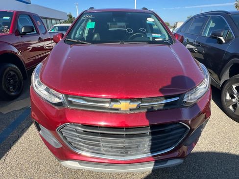 Used 2022 Chevrolet Trax LT w/ LT Convenience Package FWD image 2