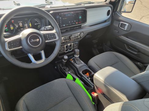 Used 2025 Jeep Wrangler Unlimited Sahara AWD/4WD image 19