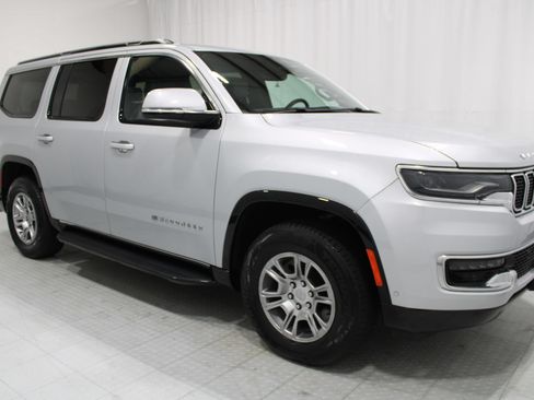 Used 2022 Jeep Wagoneer Series I AWD/4WD image 4