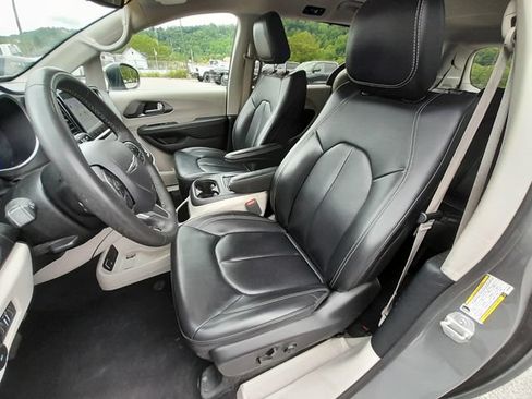 Used 2023 Chrysler Pacifica Touring-L FWD image 33