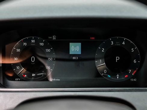 Used 2024 Land Rover Range Rover Velar Dynamic SE image 22