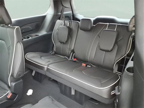 New 2026 Chrysler Pacifica Limited image 10