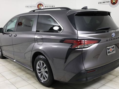 Used 2021 Toyota Sienna XLE image 4