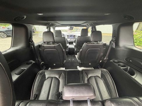 Used 2025 Chrysler Pacifica Limited FWD image 8