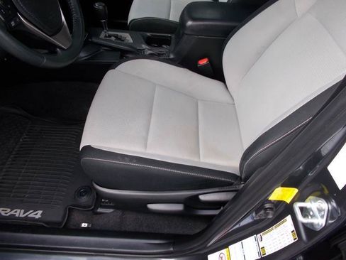 Used 2017 Toyota RAV4 XLE AWD/4WD image 25