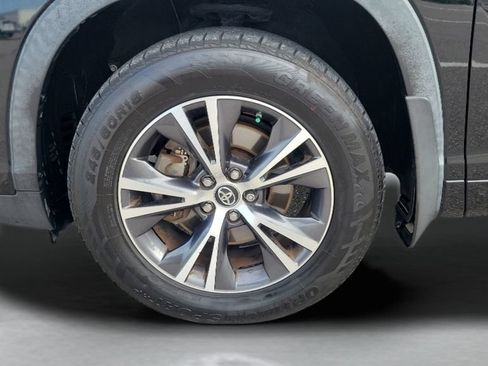 Used 2017 Toyota Highlander Plus FWD image 25