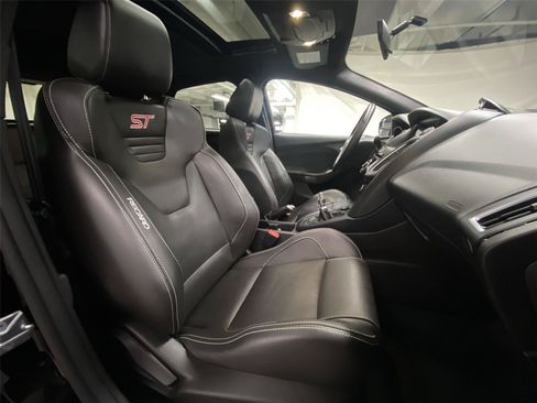 Used 2018 Ford Focus ST w/ Equipment Group 402A FWD image 30