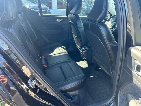 Used 2019 Volvo XC40 T5 Momentum image 17