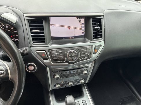 Used 2019 Nissan Pathfinder SL FWD image 9