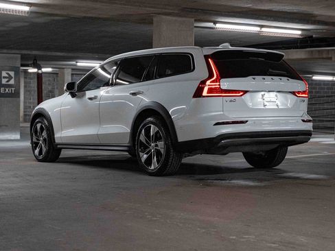 Certified 2024 Volvo V60 B5 Cross Country Plus image 5